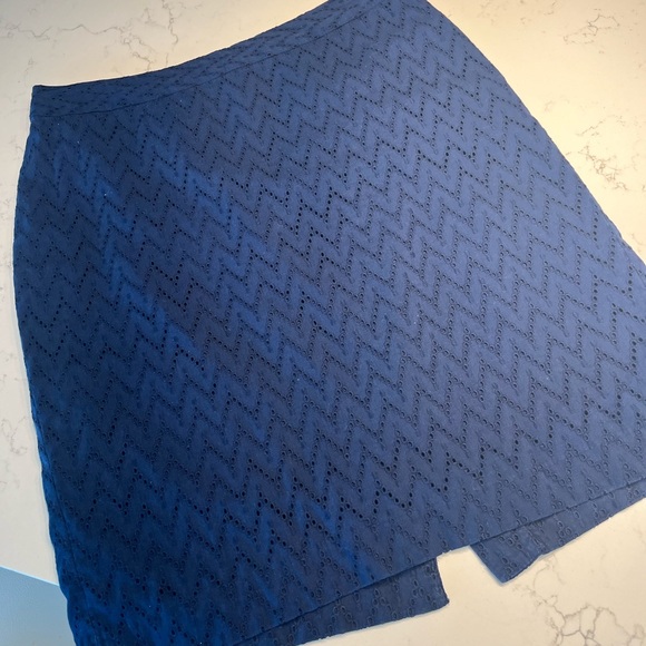 Banana Republic navy blue knee length skirt. Good condition. Size 4 - Picture 1 of 2